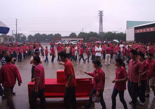 將軍企業(yè)，雨中為四川地震災區(qū)捐款
(圖7)
