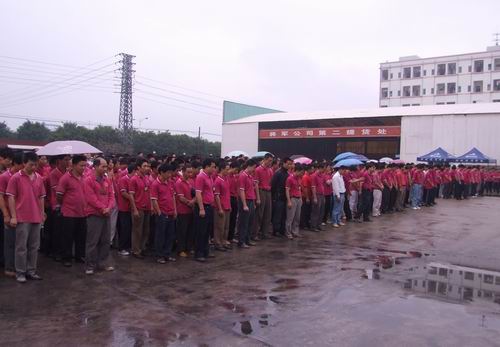 將軍企業(yè)，雨中為四川地震災區(qū)捐款
(圖1)
