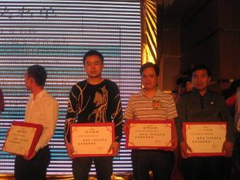 2011年度中國優(yōu)秀陶瓷經(jīng)銷商頒獎典禮，大將軍載譽(yù)而歸！
(圖8)