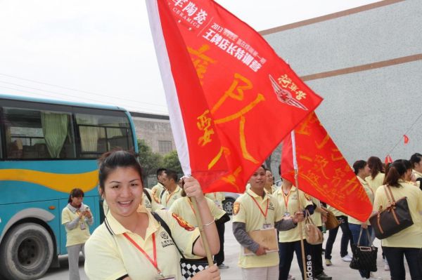 【將軍營】王牌店長滿懷熱情參觀大將軍陶瓷總部展廳和生產(chǎn)基地
(圖2)