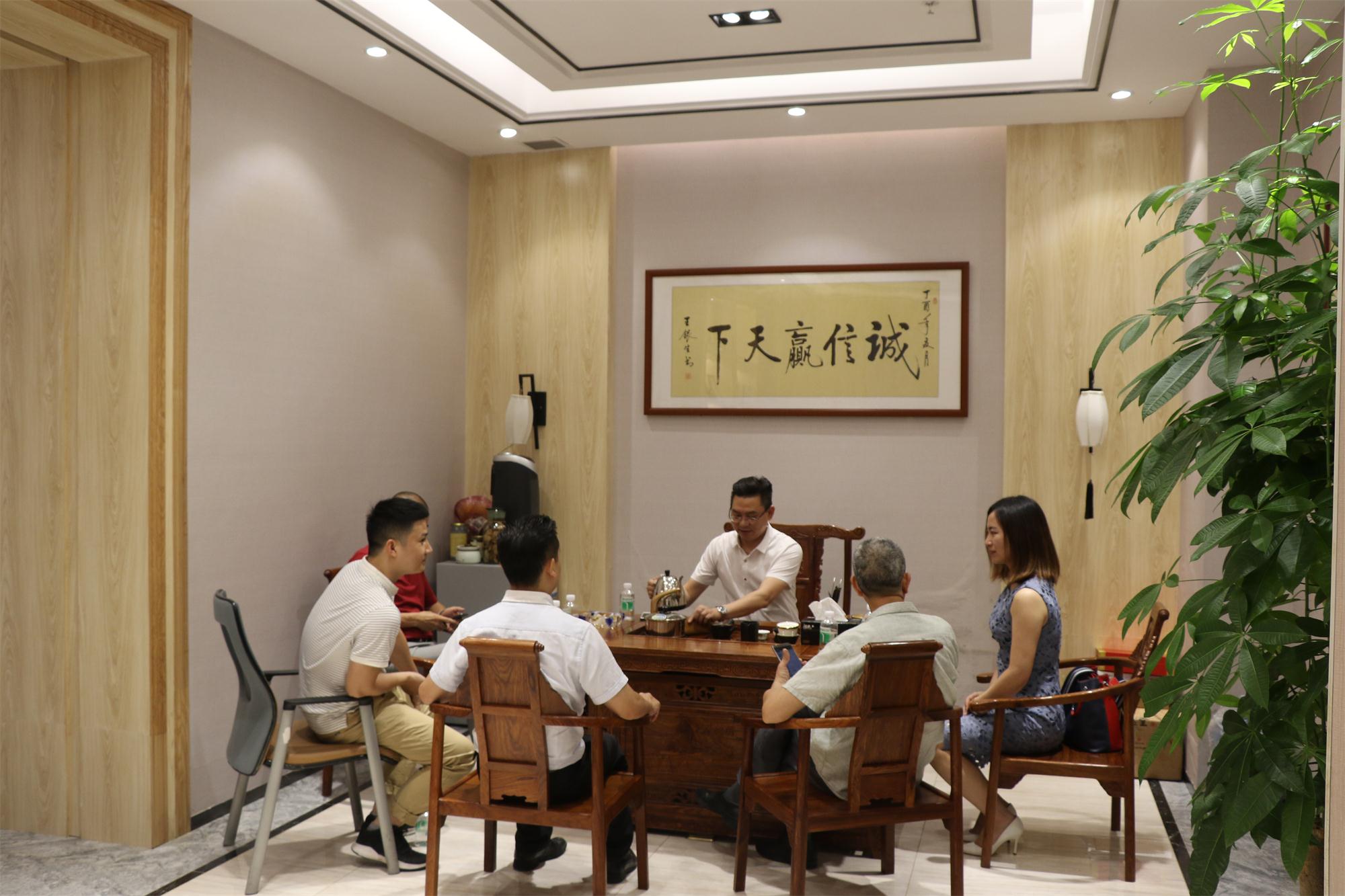 企業(yè)資訊丨廣東省裝飾材料協(xié)會領導攜設計大咖一行蒞臨將軍企業(yè)參觀考察
(圖1)