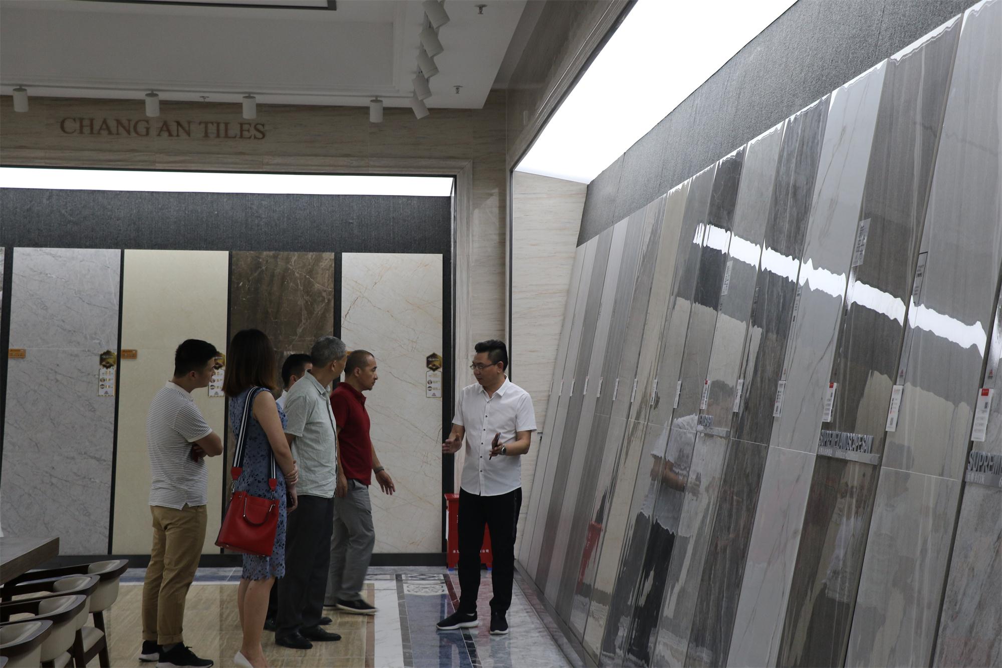 企業(yè)資訊丨廣東省裝飾材料協(xié)會領導攜設計大咖一行蒞臨將軍企業(yè)參觀考察
(圖2)