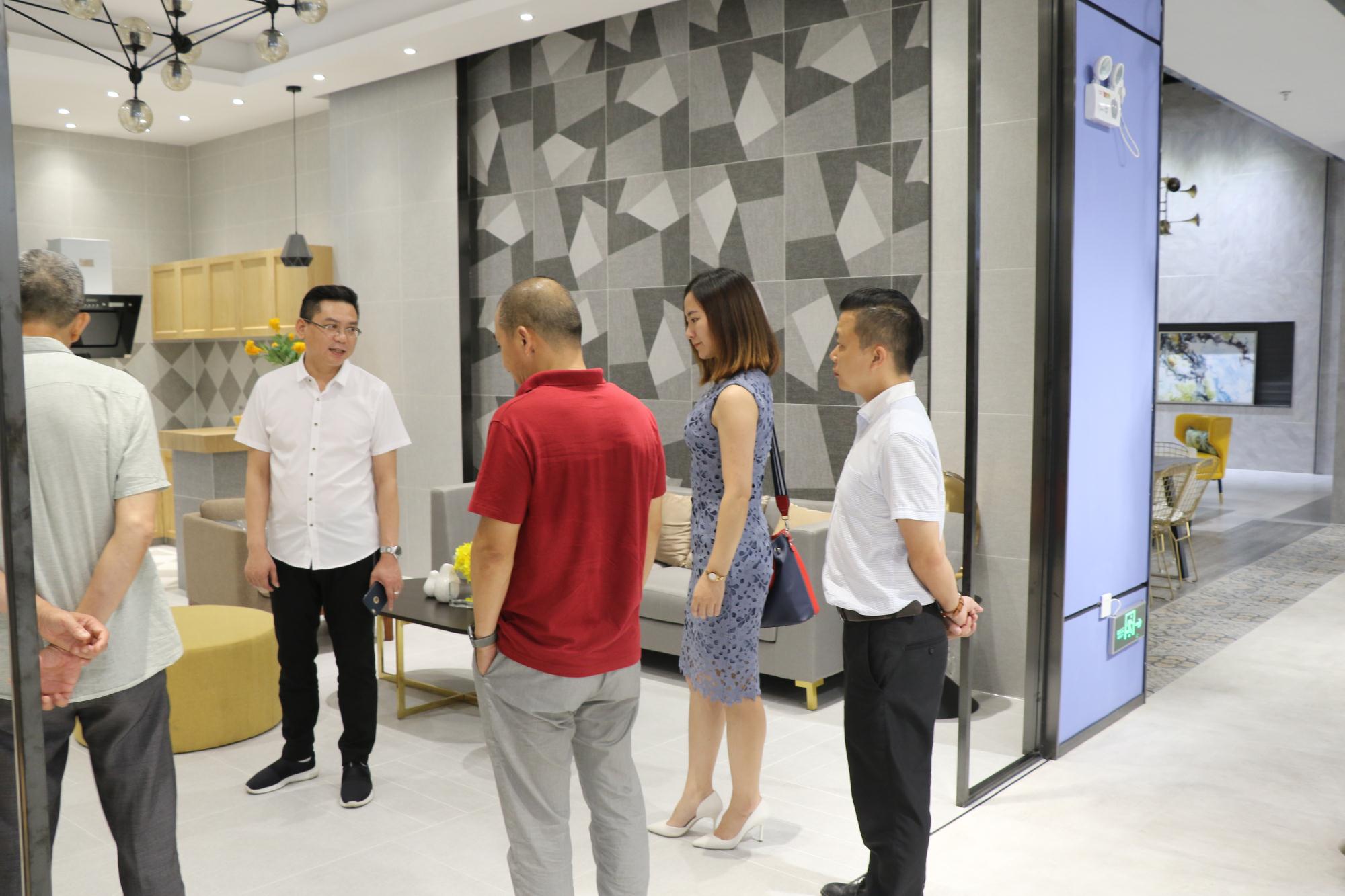 企業(yè)資訊丨廣東省裝飾材料協(xié)會領導攜設計大咖一行蒞臨將軍企業(yè)參觀考察
(圖4)
