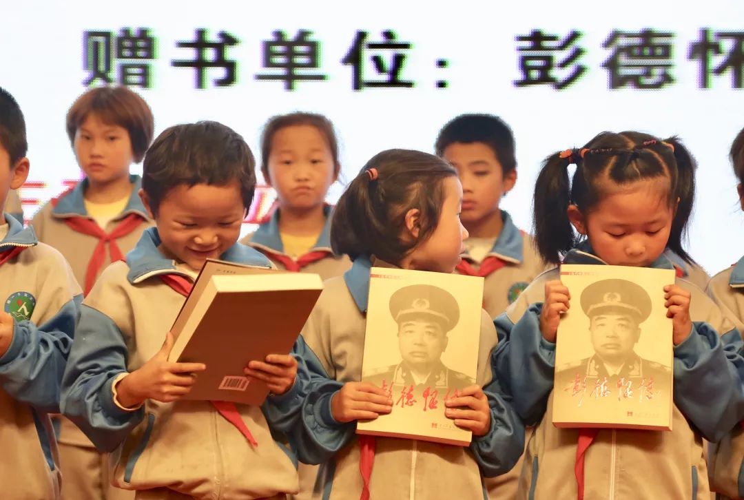 彭德懷精神柱捐贈(zèng)儀式暨大將軍愛心公益項(xiàng)目發(fā)布會(huì)完滿落幕！
(圖13)