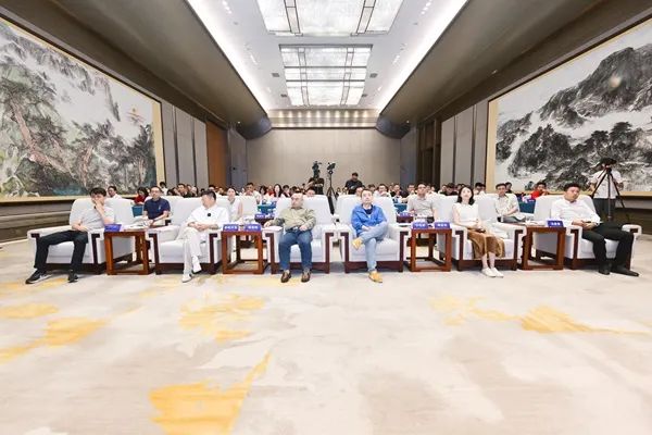 品牌標(biāo)桿，綻耀不凡 ！恭喜大將軍瓷磚榮膺 “陶瓷一線品牌”、 “瓷磚十大品牌”兩大獎項(圖2)